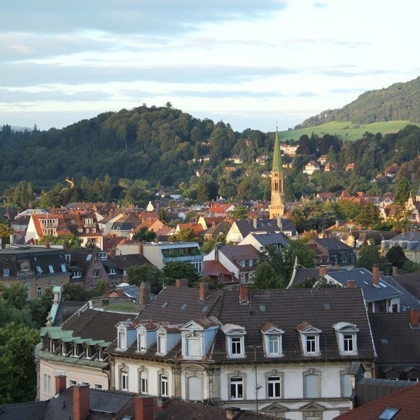 Freiburg umgeben von Hügeln