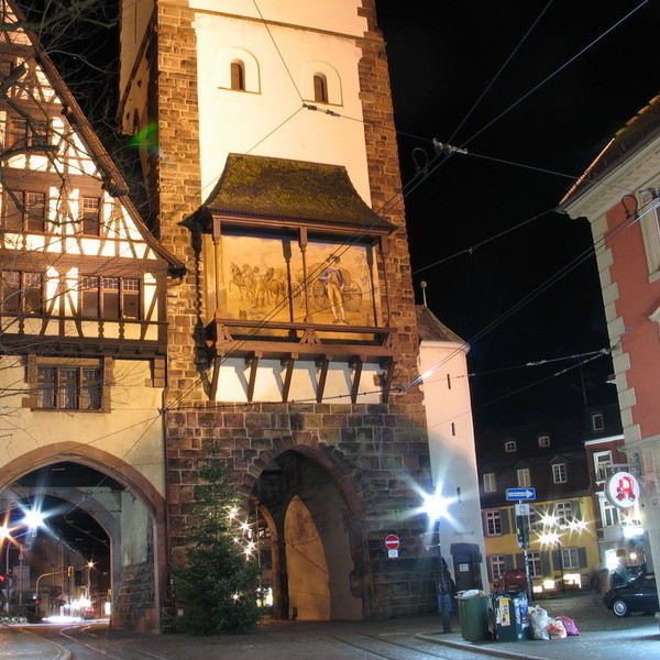 Schwabentor in Freiburg - bei Nacht