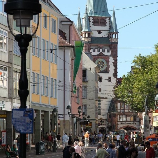 KaJo in Freiburg mit Blick zum Martinstor